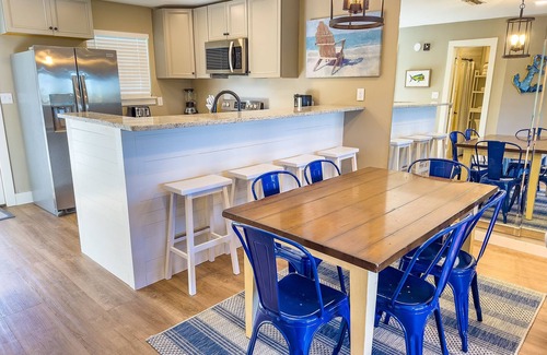 Sunnyside Condo | L👀K! NEW VRBO! Beach & Lake; Boat Ramp; Lake Powell! Rent both sides, sleeps 18