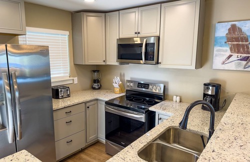 Sunnyside Condo | L👀K! NEW VRBO! Beach & Lake; Boat Ramp; Lake Powell! Rent both sides, sleeps 18