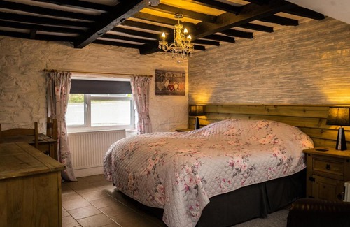 Llanfihangel-nant-Melan Bed & Breakfast | Llew Coch B&B formerly The Red Lion inn