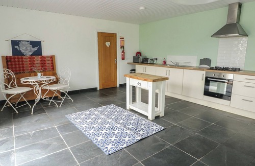 Ty Croes Cottage | LLEWELYN SHEPHERDS HUT, pet friendly, with open fire in Rhosneigr