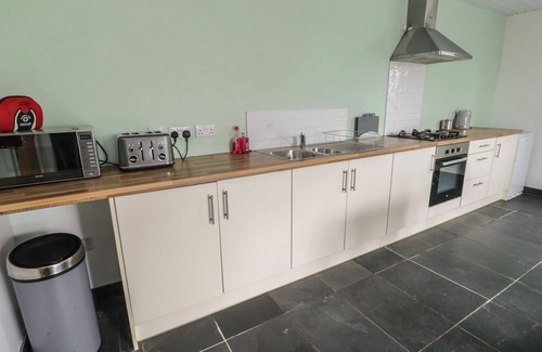 Ty Croes Cottage | LLEWELYN SHEPHERDS HUT, pet friendly, with open fire in Rhosneigr