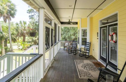 Saint Helena Island House | Lloyd's Lodge at Davis Love Dr