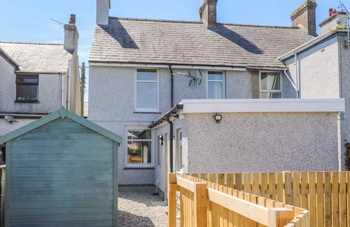 Llanrug Cottage | LLYS FORGAN, pet friendly, with a garden in Llanrug