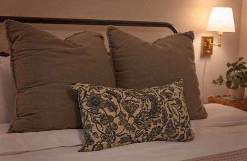Lookout Mountain Bed & Breakfast | LMI -14- Glenn Falls Room: Summers Dream