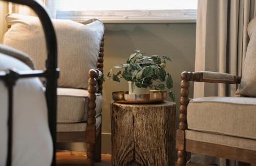 Lookout Mountain Bed & Breakfast | LMI -15- Laurel Falls Room: Summers Night