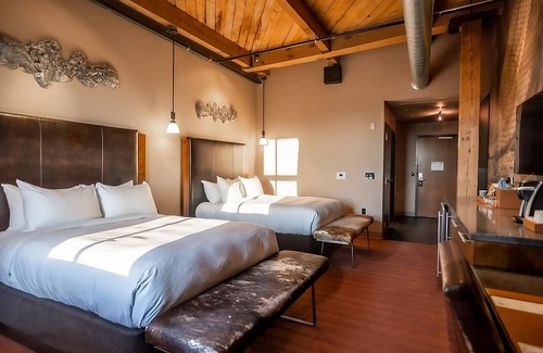 Fifth Ward Hotel | Local Brews Haven, 3 Custom Deluxe Town Queen Beds at The Iron Horse Hotel!