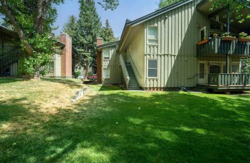 Vail Apartment | Local's Condo in Vail Steps from Ski Shuttle