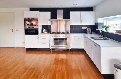 Middelburg Apartment | Located 10 minutes from both the city center, the beach and the picturesque village of Veere.