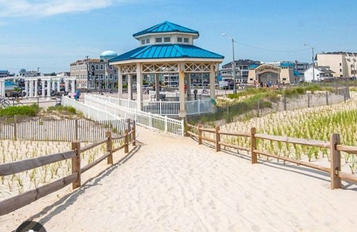 Sea Isle City Condo | Located downtown, steps from the beach! Charming 1-bedroom condo that sleeps 4