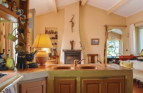 Le Puy-Sainte-Reparade House | Located 16 km from Aix-en-Provence, this vacation home with private pool welcomes guests on a 3-hect