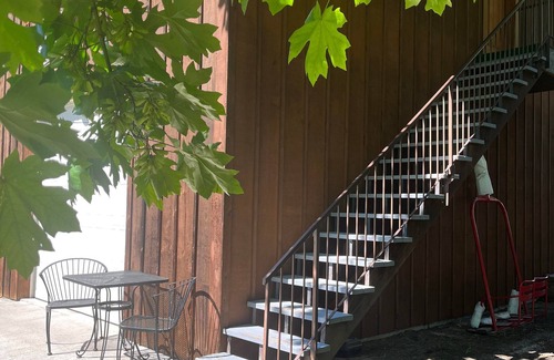 Leavenworth Apartment | Located-Icicle Road, close to hiking/town. Quiet location and great views.