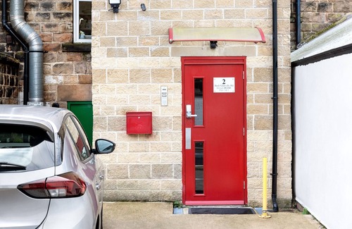 Harrogate City Centre Apartment | Located in city centre, free parking onsite 2 bed