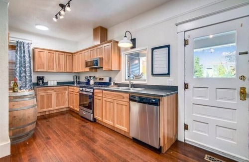 McMinnville House | Located in Downtown Mac | Dog Friendly | Firepit