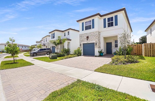 Seybold House | Located in Miami 20 minutes from everything.