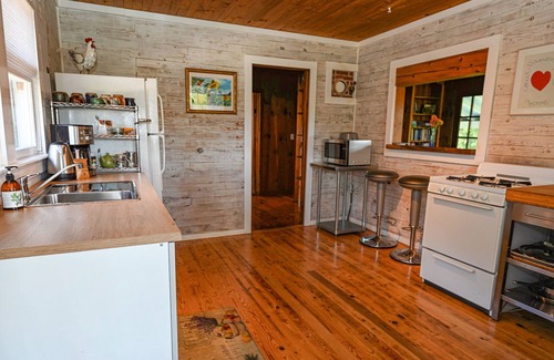 Brasstown House | Located in the Heart of Brasstown, walk to the John C Campbell Folk School and The Crown Restaurant