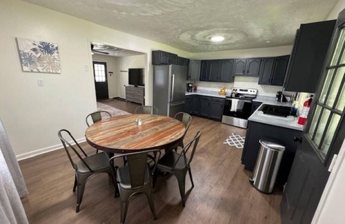 Campton Cottage | Located near Skybridge!