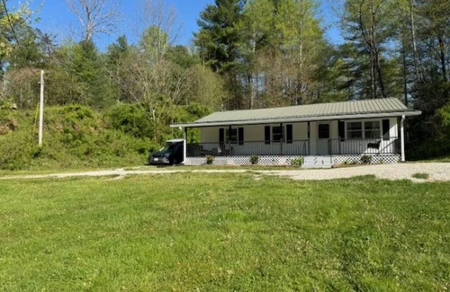 Campton Cottage | Located near Skybridge!