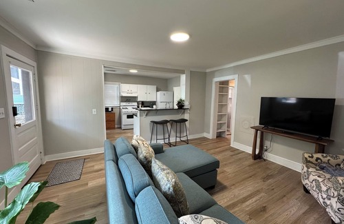 Athens Cottage | Located near UGA, Normaltown, & Downtown Athens. Charming 2-bed cottage w/AC.