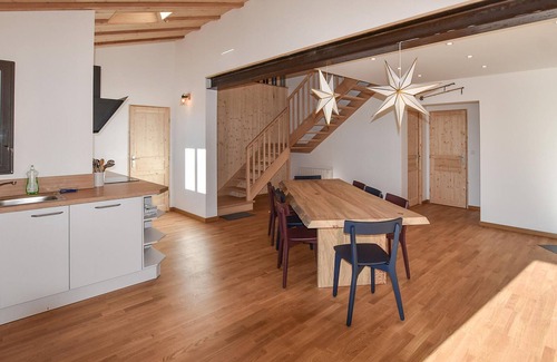 Bedoin House | Located on the southern slope of Mont Ventoux, at an altitude of 1450 meters, this large charlet wel