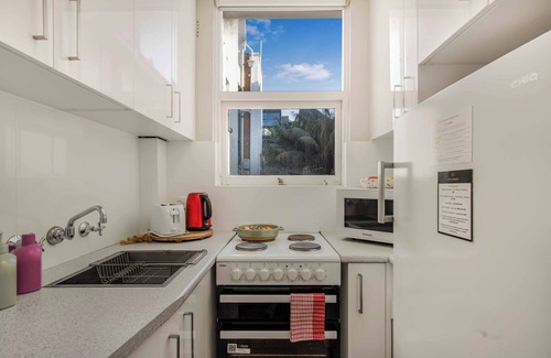 Woolloomooloo Apartment | Location and lifestyle in a cute luxe studio with stunning city views