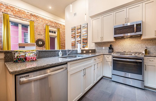 Central Business District Apartment | 🐊LOCATION & CONDO to Stay in When Visiting DOWNTOWN NOLA! QN Sleeper Sofa & 15 ft Ceilings!🐊