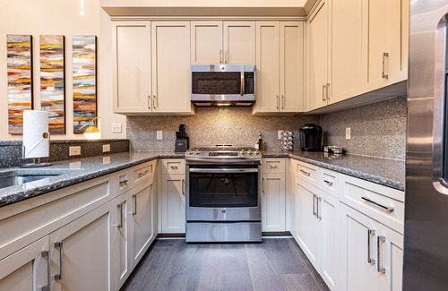 Central Business District Apartment | 🐊LOCATION & CONDO to Stay in When Visiting DOWNTOWN NOLA! QN Sleeper Sofa & 15 ft Ceilings!🐊