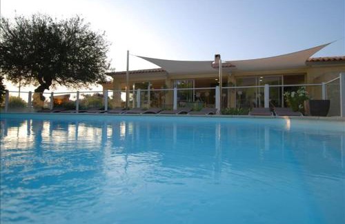 Calvi Apartment | location de vacances Olivier jardin privatif et piscine chauffée partagée
