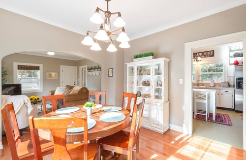 McMinnville House | Location! Historic Downtown ~ Wine Country Farmhouse, BBQ, Fenced, Dog-Friendly