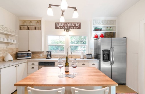 McMinnville House | Location! Historic Downtown ~ Wine Country Farmhouse, BBQ, Fenced, Dog-Friendly