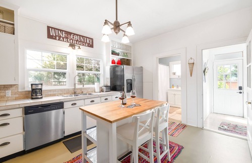 McMinnville House | Location! Historic Downtown ~ Wine Country Farmhouse, BBQ, Fenced, Dog-Friendly
