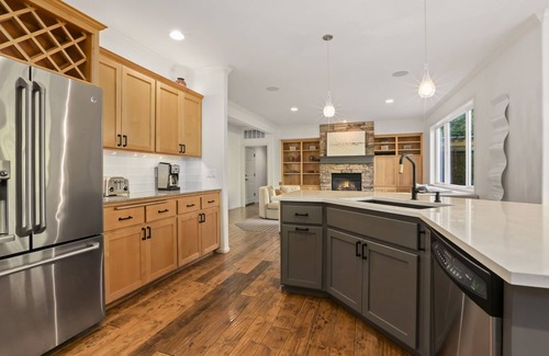 West Bellevue House | LOCATION JACKPOT Downtown Bellevue. Spacious, Beautiful, Hot Tub, Fire Pit