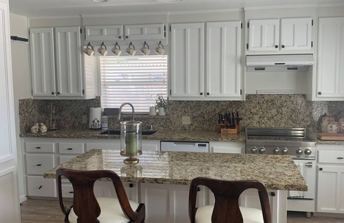 West Park Community House | Location Location! Big Pool 2 bedroom suites plus 3 baths Heart of Bakersfield