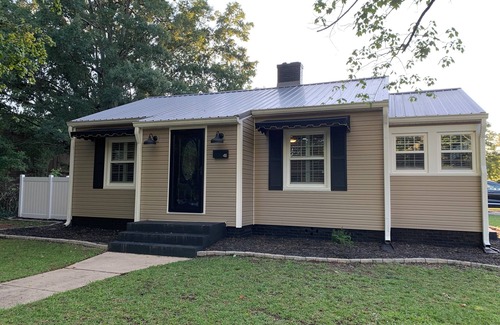 Cary House | Location Location : Downtown Cary NC- Dog friendly, quaint, clean home