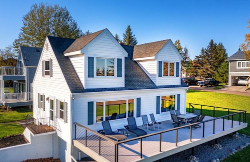 Two Harbors House | Location, location, location!