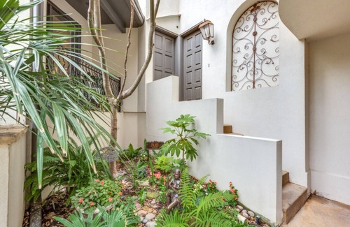 Knox - Henderson Apartment | Location Location Location Location close to SMU and Knox Henderson