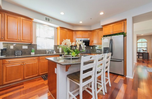 Woodbury House | Location! Location! Woodbury-Walking to Shopping and Activities 步行到商圈，活動中心