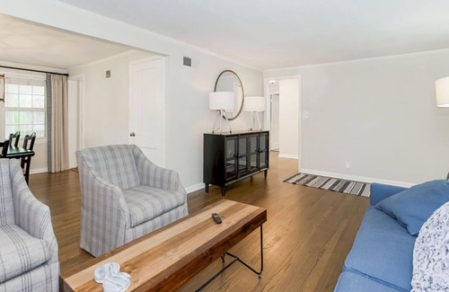 Mission Hills House | LOCATION! Newly Remodeled Prairie Village House across from PV Shops