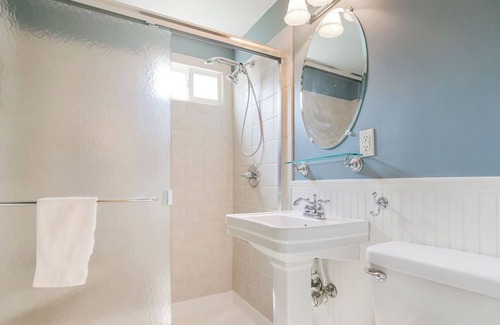 Mission Hills House | LOCATION! Newly Remodeled Prairie Village House across from PV Shops