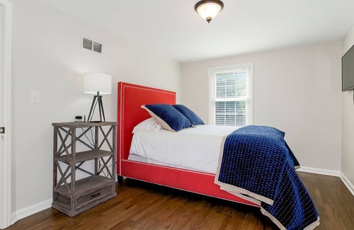 Mission Hills House | LOCATION! Newly Remodeled Prairie Village House across from PV Shops