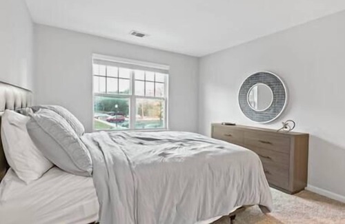 Herndon Apartment | Location | Relax | Simple | Suburban | Boutique