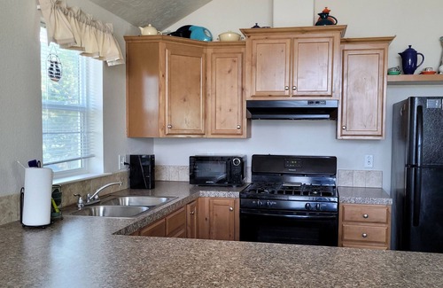Helena House | Location! Trails! View! Dog friendly.
