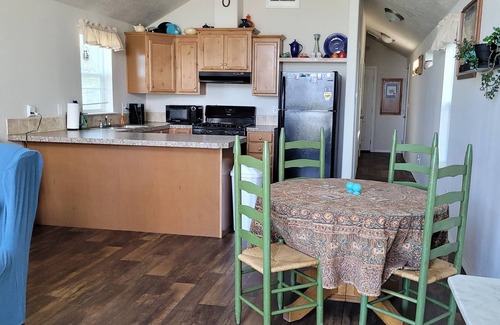 Helena House | Location! Trails! View! Dog friendly.