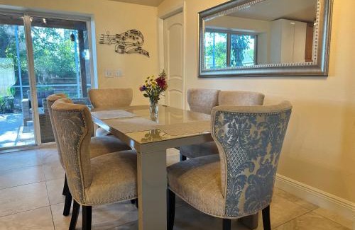 Gulf Gate Estates House | Location! Tropical oasis close to