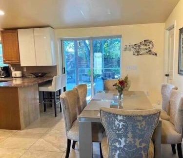 Gulf Gate Estates House | Location! Tropical oasis close to