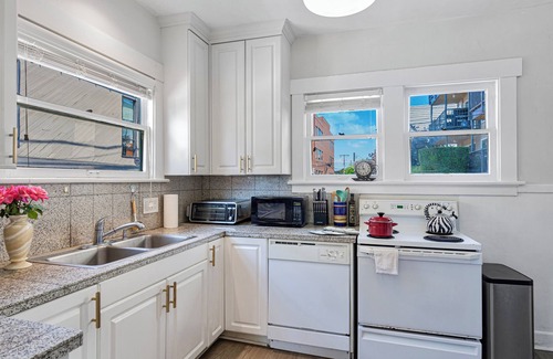 Eastlake House | Location！Vintage 3 Bedroom Home in Prime Eastlake Seattle with Private Parking