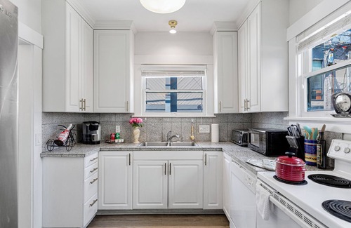 Eastlake House | Location！Vintage 3 Bedroom Home in Prime Eastlake Seattle with Private Parking