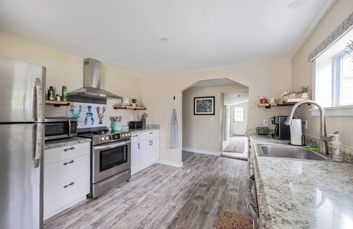 Kennebunkport House | Lock Shop Cottage: Renovated 1800s home near Dock Square, perfect getaway