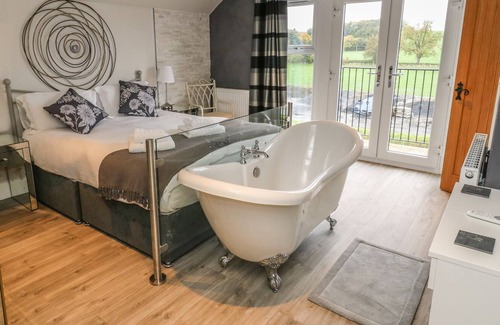 Gargrave House | LOCK VIEW, pet friendly, luxury holiday cottage in Gargrave