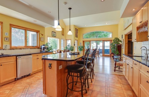 Teall Beach House | 'Locke’s Glen' - Lakefront Geneva Getaway w/Dock!