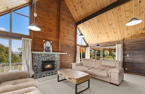 Richmond Heights House | Lockwood Views – Taupo Holiday Home